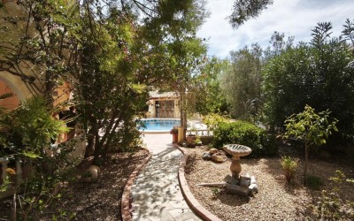 Chalet con apartamento de invitados, piscina y amplias zonas exteriores en Santa Clara, Altea